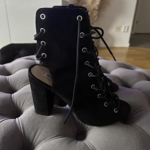 Klackar - Svarta klackar i sammet  storlek 40 passar storlek 39