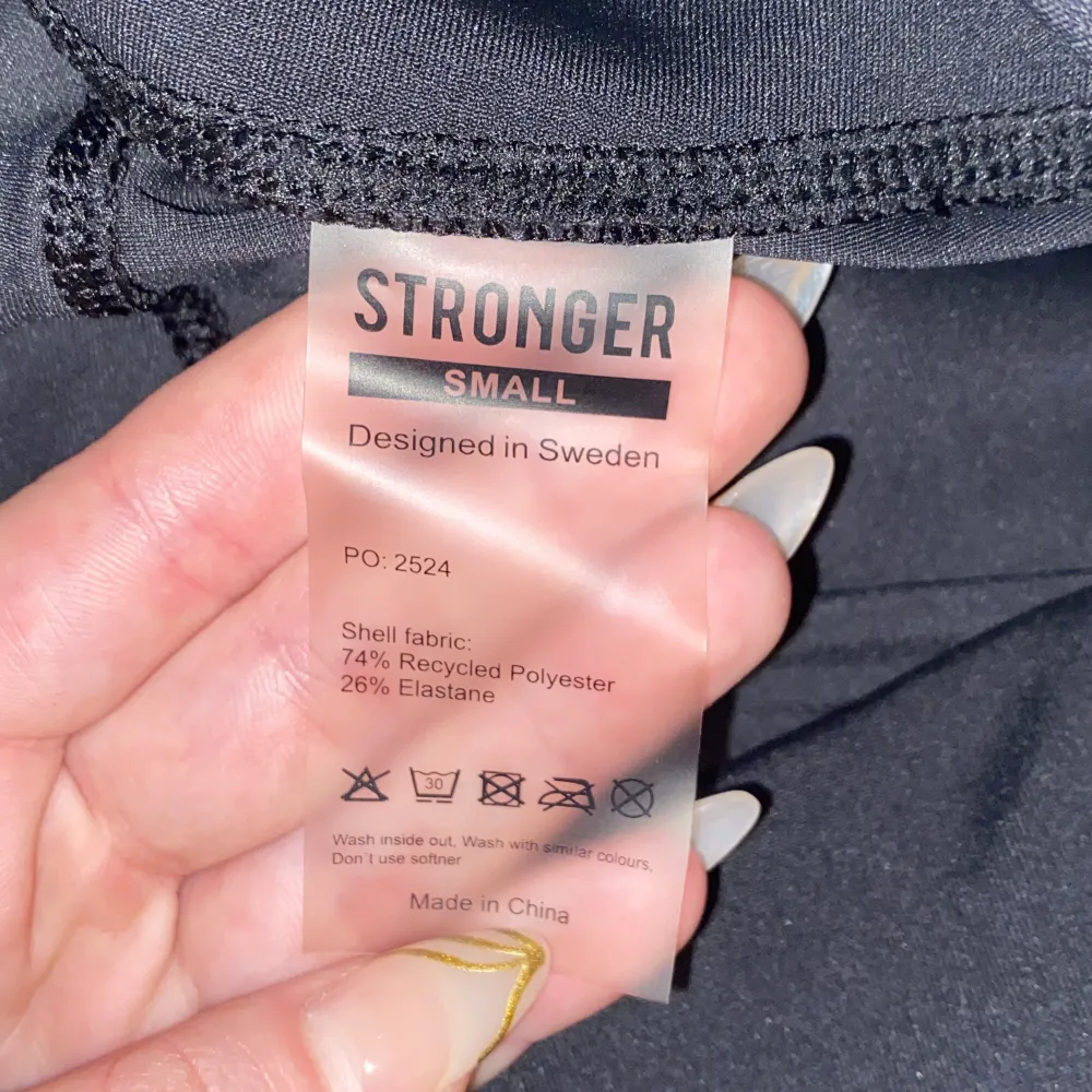 Svarta träninhstights från Stronger Label i strl S. Gott som nya! Har knappt användt dem då de satt för tight på mig. Skulle säga att de är mer som en strl xs. De säljs inte längre på hemsidan, men tror jag köpte dem för mellan 700-900kr.. Farkut & Housut.
