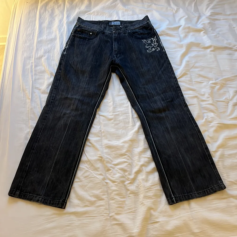 Baggy y2k jeans med tryck.  Pris ej hugget i sten.. Jeans & Byxor.