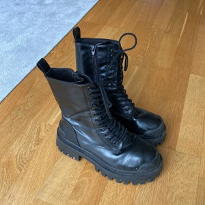 Boots med rejäl sula - Dr. Marten liknande men med större sula. Har dragkedja på insidan. Använda någon månad 