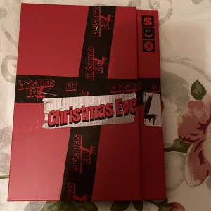 Stray Kids - Säljer denna skz christmas evel albumet för 100kr. Kommer med allt förutom photocards. Det är i nytt skick och jag står inte för frakten. Tryck INTE på köp nu!!