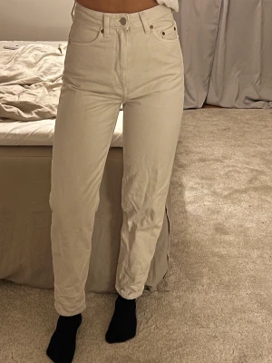 Jeans från Weekday - Säljer ett par beiga jeans från Weekday i modellen Lash i stl W24 L28. Endast använda fåtal gånger. 