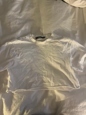 T shirt bikbok - En t shirt från bikbok som ör som en magtröja. Hör av dig vid intresse💗