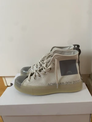 Converse - Hej! Säljer nu ett par Converse x a cold wall skor. Skorna är helt oanvända, köptes i vintras men har inte kommit till användning sen dess och går nu inte skicka tillbaka. Skorna kommer från en limiterad kollektion med ”a cold wall”. Nypris 1500 kr.