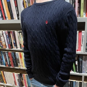 Morris kabelstickad tröja - Morris kabelstickad tröja i 100% merinoull. Nästan nyskick med inga märkbara defekter! Skriv vid funderingar