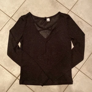 Långärmad tröja  - Långärmad mesh topp, v- ringad med kors fram, knappt använd 