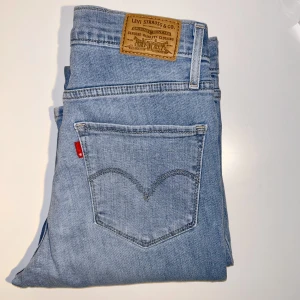 Levis jeans  - Nypris: 1250kr  Använda vid 2 tillfällen, står att de är höga i midjan men slutar under naveln på mig. Sista bilden är lånad då de inte passar mig💞
