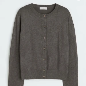 Kofta  - Säljer denna kofta från H&M då den tyvärr är för liten för mig, den är i storlek M men skulle säga att den är  liten i storlek. (Aldrig använd)