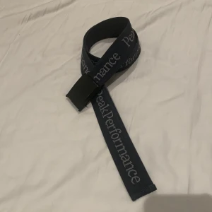 Mörkblått skärp  - Snyggt mörkblått peak performance bälte 