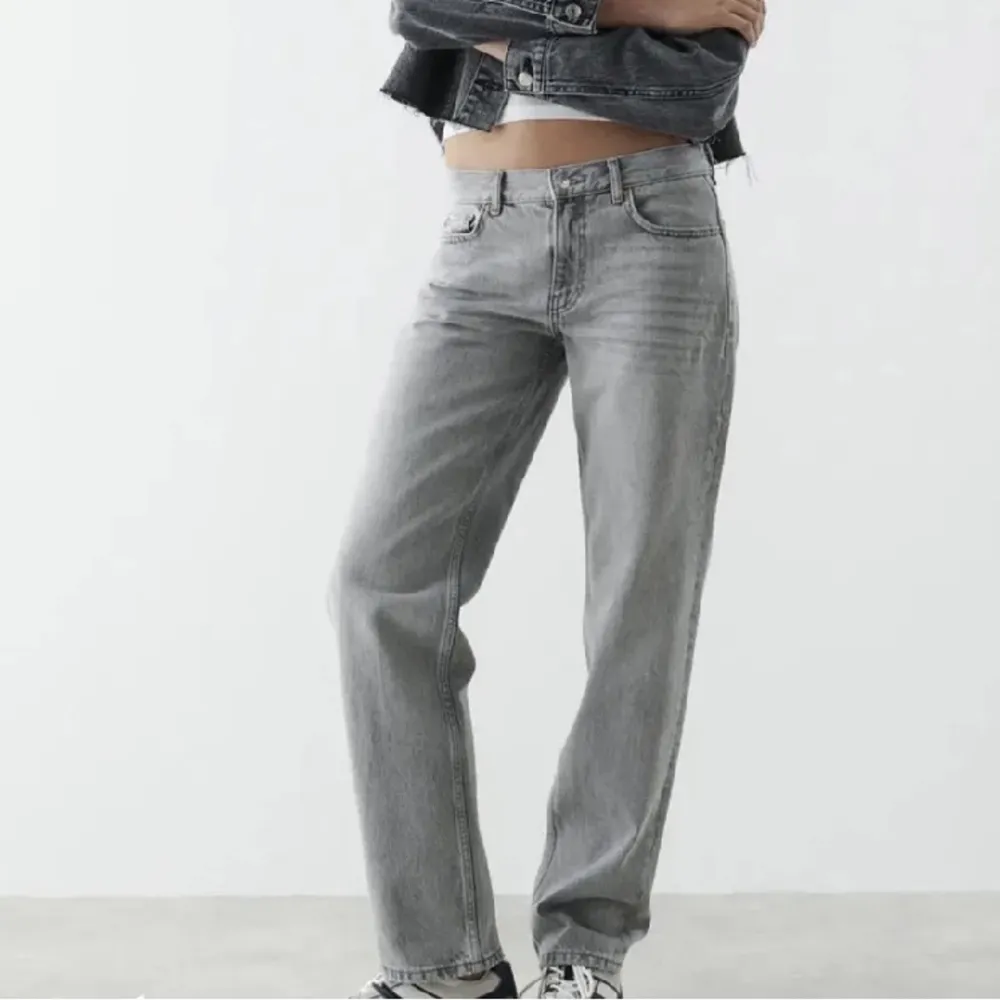 Säljer populära jeans från Gina. Straight low jeans i storlek 32🥰 Använda 2-3 gånger därav i super skick! Säljer pga att de är för små :( Orig pris.499kr. Jeans & Byxor.