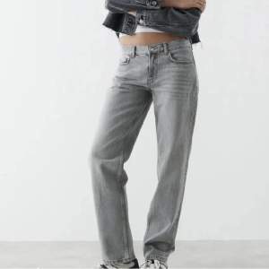 Säljer populära jeans från Gina. Straight low jeans i storlek 32🥰 Använda 2-3 gånger därav i super skick! Säljer pga att de är för små :( Orig pris.499kr