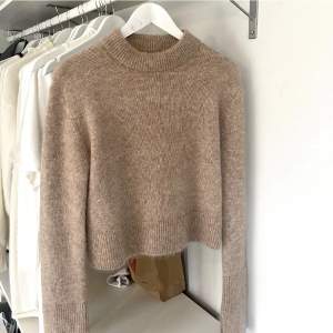 Säljer denna superfina bruna stickade tröjan från H&M som är i mohair / wool blend🤎 Köptes i vintras och knappt använd