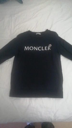 Moncler sweatshirt  - Moncler sweatshirt i storlek xs skulle jag säga. Använd men i bra skick. Inga fläckar eller missfärgning. Den är mörkblå. 