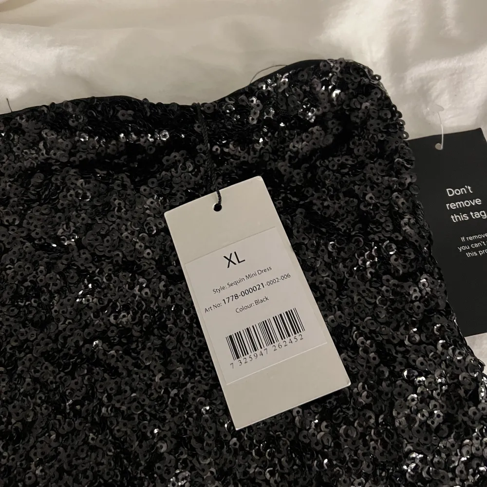 En ursnygg paljettklänning från NA-KD, 449kr helt ny, prislapp kvar!!  Aldeless för kort för mig (men är 182cm) Det är inte en stor XL. Klänningar.