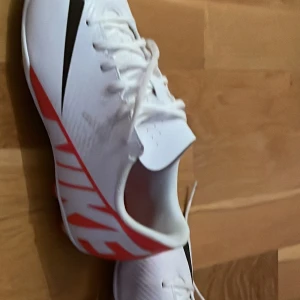 Fotbolls skor Nike  - Skorna har använts 2 gånger och är till salu pga av att dottern valt att sluta med fotbollen.