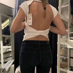 Zara topp - Super fin zara topp passar både till fest och vardags, helt ny! Den är i storlek L men tjejen på bilden är en xs-s så passar allt mellan ca-L beroende på hur du vill att den sitter