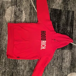 Hoddrich hoddie - En röd hoddrich hoddie, använt den ungefär 3 gånger och den har blivit för liten på mig så den är till salu.