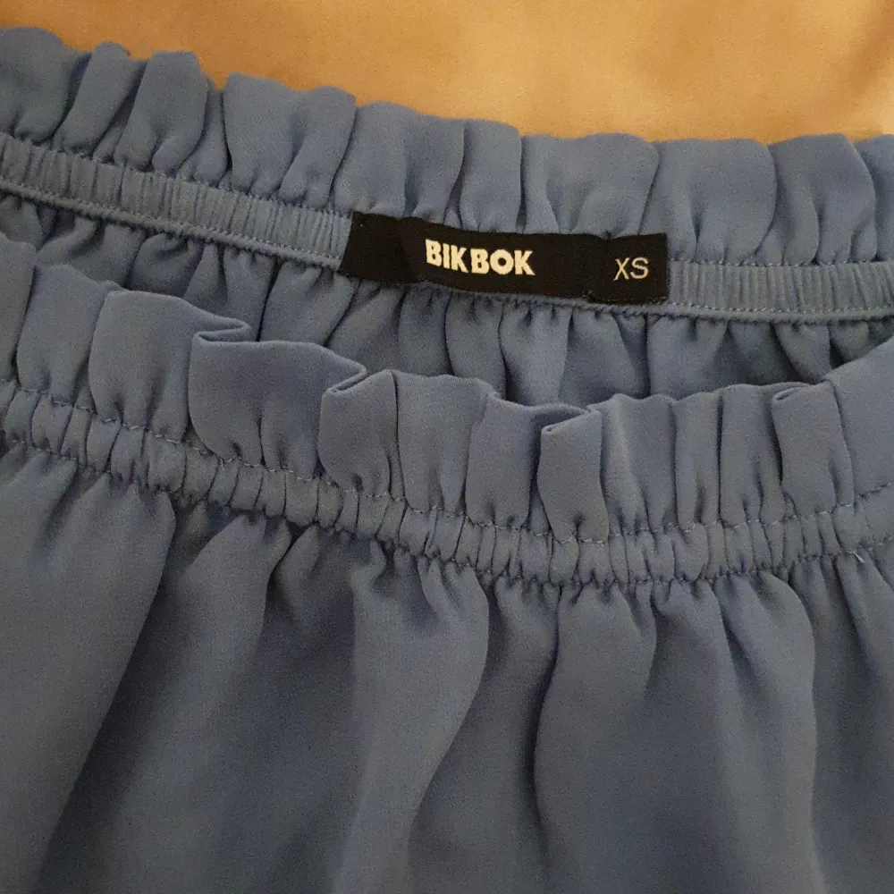 Kort blus, ljusblå, storlek xs, pris 49kr. Blusar.