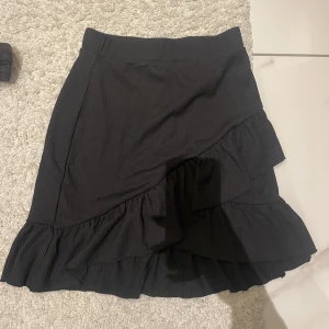 Svart kjol - Svart kjol Storlek S  Använd endast 1 gång, fint skick. 