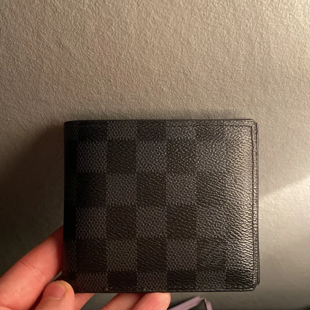 Tja, säljer nu min Louis Vuitton plånbok då den inte kommer till användning, plånboken är i väldigt bra skick då den inte har använts så mycket. Låda samt påse till plånboken medföljer.. Accessoarer.