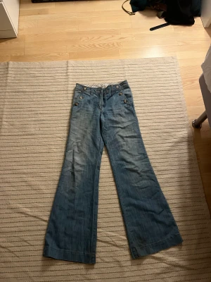 Ljusblå bootcut jeans - Skit snygga, perfekt längd för mig som är 169cm