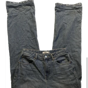 Baggy jeans - Jeans från Bershka köpa för 399 kr, det är gult ljus på bilden därför ser dom lite mer washed ut <3 Använd gärna köp nu <3