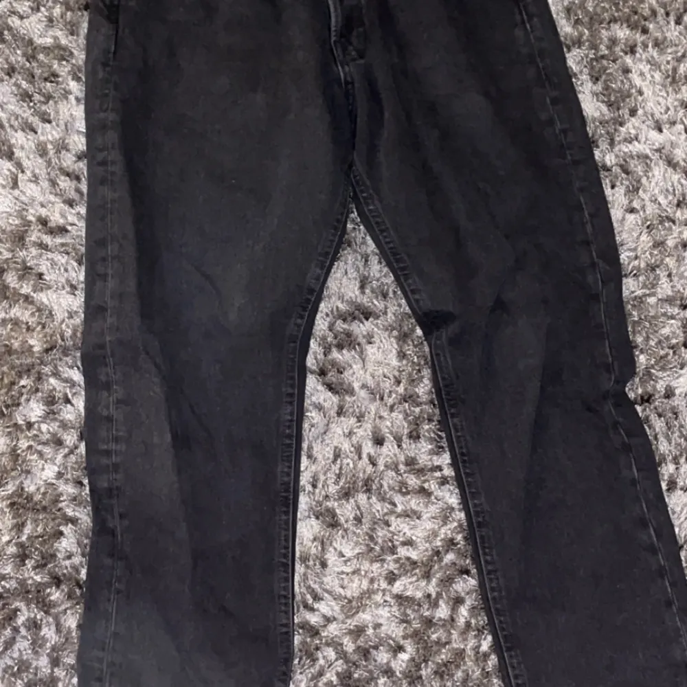 Tjena! Jag säljer ett par svarta oanvända jeans från Jack & Jones i storlek 28/30.  Modell: loose chris . Jeans & Byxor.