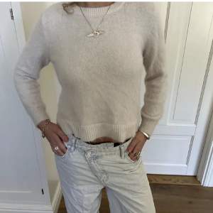 Stickad tröja med typ trekvartsärm. Bild från förra ägare