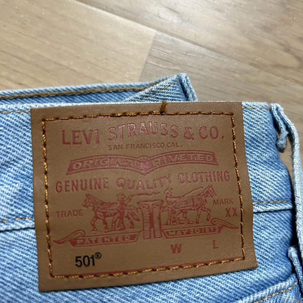 Levis 501 orginal.  Endast provade hemma, aldrig använda. Köparen står för fraktkostnaden!. Jeans & Byxor.