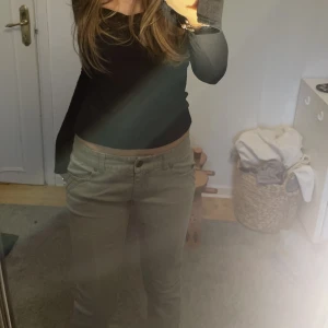 Lågmidjade jeans  - Grön gråa Lågmidjade jeans med bra längd i benen (är 1,65)