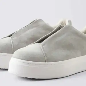 Säljer mina eytys skor i färgen suede cement i storlek 40. Men kan också byta mot ett par i storlek 39 i samma färg eller annan färg!!❣️❣️