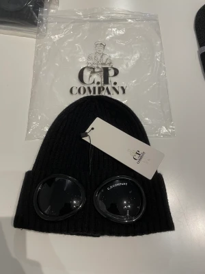 C.P. COMPANY mössa - Helt ny  Checka in profilen finns mycket annat för bra priser