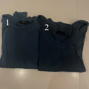 Dovblåa plagg - En långärmad och en kortärmad i Dovblå💙Beskrivning finns på respektive foto✨båda är passar S-M. Skriv vid frågor och fler bilder.