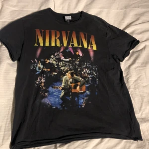 Cool Nirvana T-shirt! ⭐️⭐️⭐️ - Super schysst Nirvana tisha i storlek S. Är använd och har två små hål på ryggen ( bild 3) Inga andra defekter så långt jag ser (: Nypris 370 kronor! 