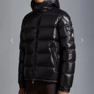 Moncler Maya jacka - Säljer nu min fina Moncler jacka som tyvärr inte kom till någon användning då jag redan använder en annan vinterjacka. Skick 10/10