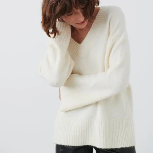 Vit tröja  - Säljer den här super fina tröjan från Gina som är i storlek S och i bra skick. 