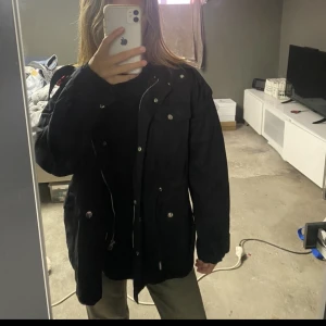 Fin vår jacka  - Säljer min finna & snygga jacka då den tyvärr är förstor på mig. Jackan är står i storleken så den är närmare M i storleken. Frakten ingår vid snabb affär!💕💕 