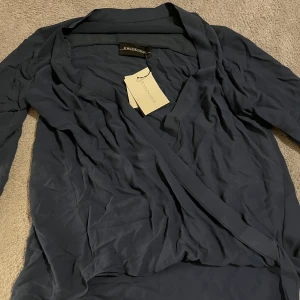 By Malene Birger blus  - Endast testad med lappen kvar, kan skicka fler bilder om det önskas! Pris kan diskuteras, Köpt för 2000 ny💝