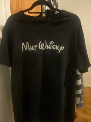 ”Walt Disney” tröja - Finns ett par fläckar på som inte är så tydliga ”syns med blixt” men den är lika charmig ändå 😜