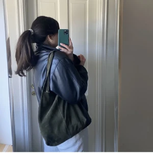 Mocka väska - Säljer denna snygga mörkgröna väska i mocka material. Nypris: 600kr