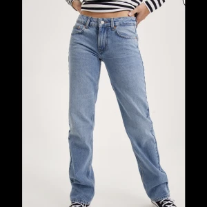 Low waist straight leg jeans  - Ord. Pris 599kr. 10/10 skick.  Använda ca 4 gånger.  Skriv privat för fler bilder.