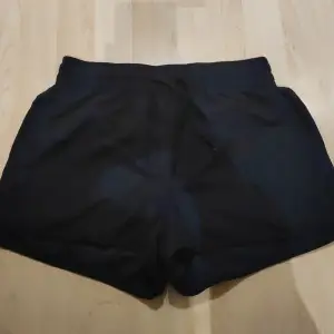 Enkla svarta Badshorts, har använts över bikini trosor. Kan användas som vanliga shorts också men har badshorts materialet.
