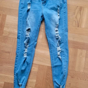 Jeans me slitningar  - Helt oanvända jeans från shein storlek L 