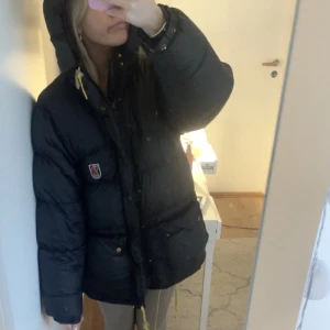Fjällräven jacka  - Intressekoll på min fjällräven jacka i storlek xxs men passar bra även för S. Jackan är i bra skick utan några defekter. Vill först se hur många som är intresserade och hur mycket folk kan köpa den för💕