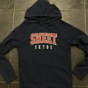 Sweet sktbs hoodie  - Marinblå hoodie från sweet sktbs i storlek xs. Kommer aldrig till användning där av säljer jag. Bra skick. Nypris: 699kr. Dra iväg ett meddelande om du har ytterligare frågor eller vill köpa🤙