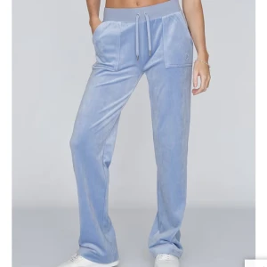 Juicy couture byxor - Jättebra skick inga deffekter, skicka ett PM om ni vill ha hur de sitter på mig😙😙