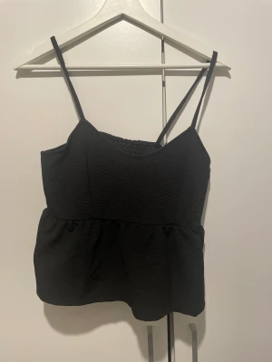 Volang topp - Svart volang topp ifrån Bikbok, storlek S, jätte bra skick, skriv för mer information 