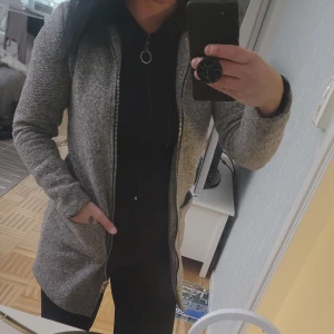 Grå kappa - Jätte fin kappa står storle xs men passar upp till m