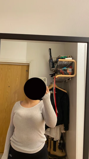 Super fin och enkel tröja med öppen rygg - Tröjan är tunn och fungerar som ett bra basplagg jag har använt den till kjolar på sommaren 