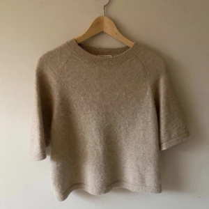 & other stories tröja - Säljer en & other stories tröja i jättefint skick! Storlek XS. Inga defekter!